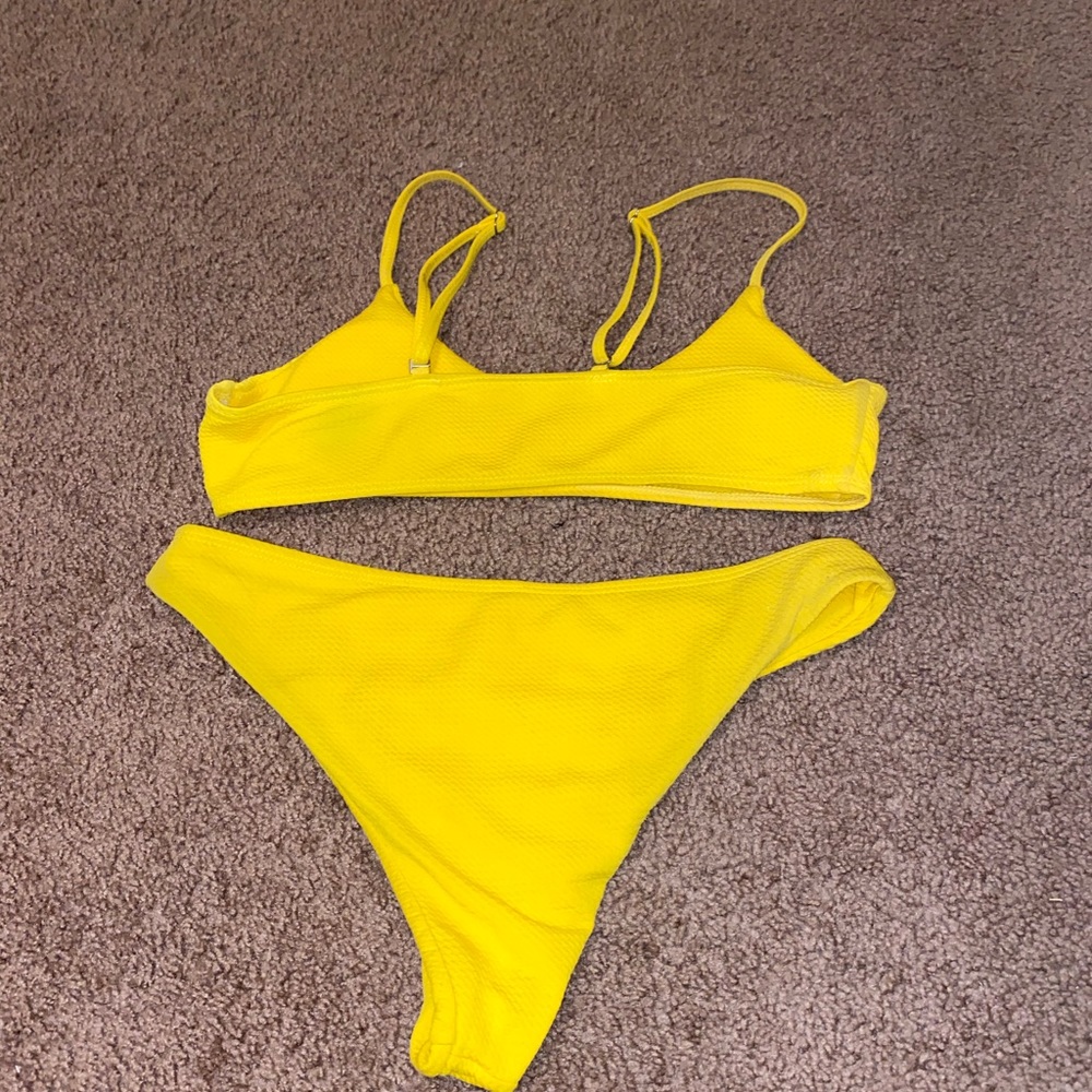 Yellow bikini set - Picture 2 of 2
